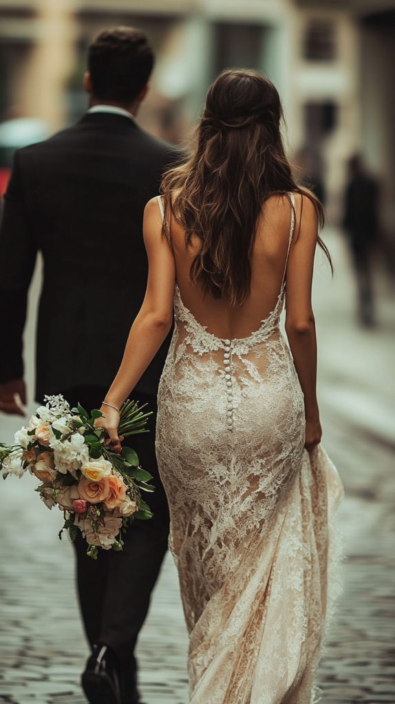 Paar bei urbanem Fotoshooting zur standesamtlichen Hochzeit mit Blumen und Stadtkulisse.